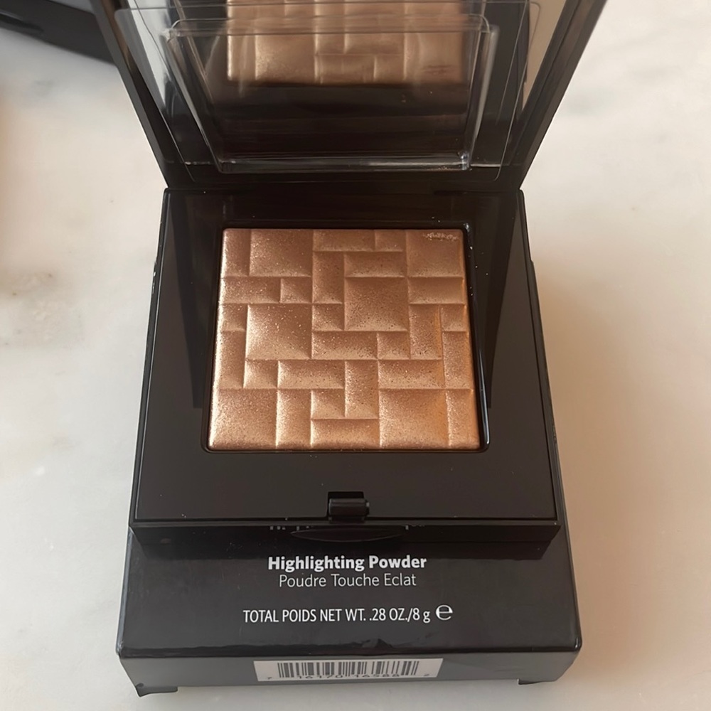 Highlight Powder Bronze Glow
A shimmering warm gold.